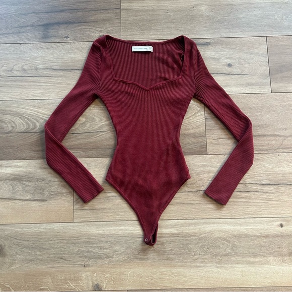 Abercrombie & Fitch Ribbed Sweetheart Long Sleeve Bodysuit in Red - Picture 2 of 4